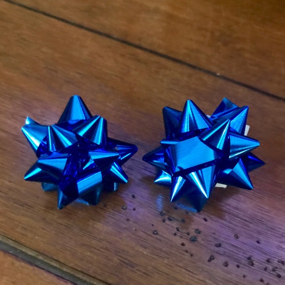 Mini Holiday metallic green Bow Earrings pierced - Picture 4 of 8